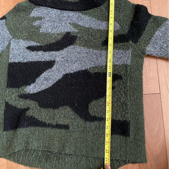 Turtle neck camo sweater - Picture 5 of 5